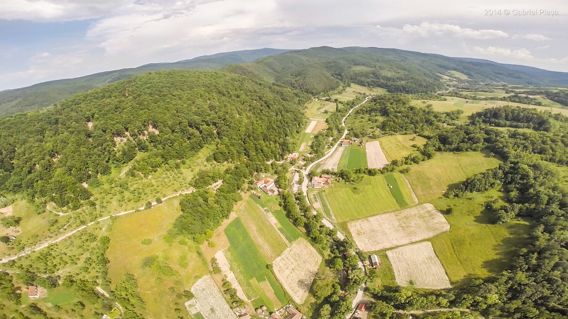 Vedere aeriană a câmpurilor și pădurii composesoratului